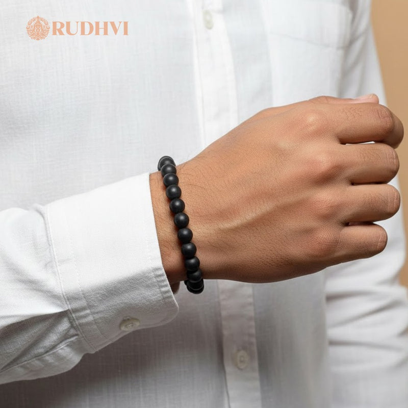 model wearing karungali bracelet on right hand.